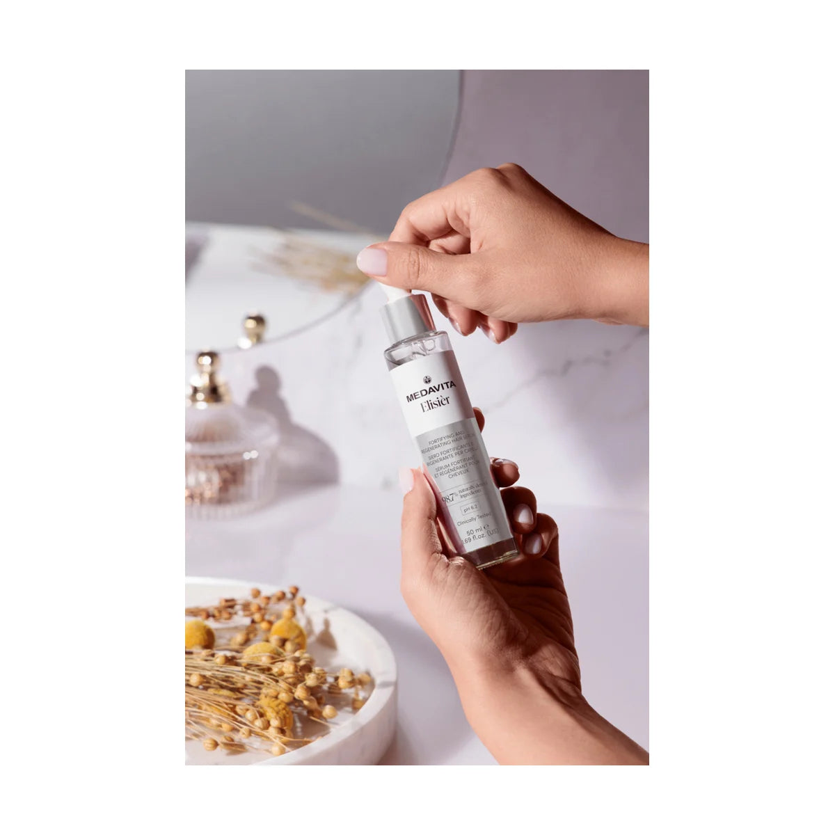 Aplicarea Serului Fortifiant și Regenerator Medavita Elisièr cu pipetă, pentru fortificarea rădăcinii și revitalizarea scalpului.