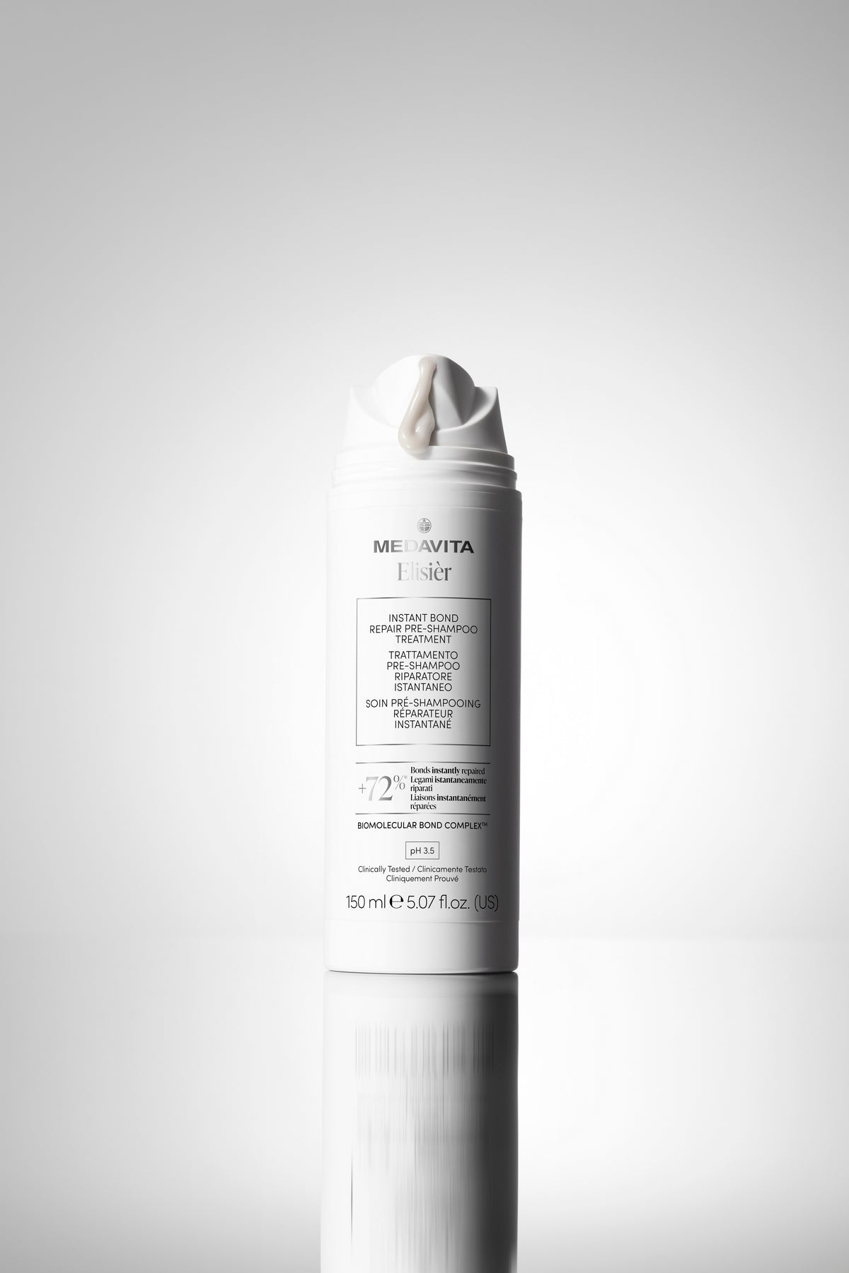 Tratament pre-sampon Medavita Elisier Instant Bond Repair cu textura cremoasa pentru repararea parului deteriorat.